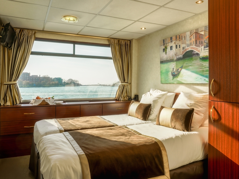 Upper Deck 2 Adjustable Twin Beds CAT. A